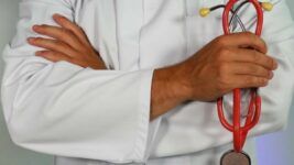 Visibilizar a la persona antes que la enfermedad: reflexiones del asesor médico del Premio Roche 2021